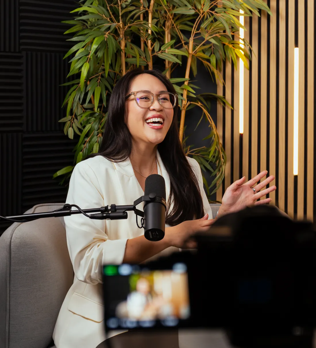 Sylvia Tran am Podcast-Set im Studio Wien, im Vordergrund die Kamera mit Monitor