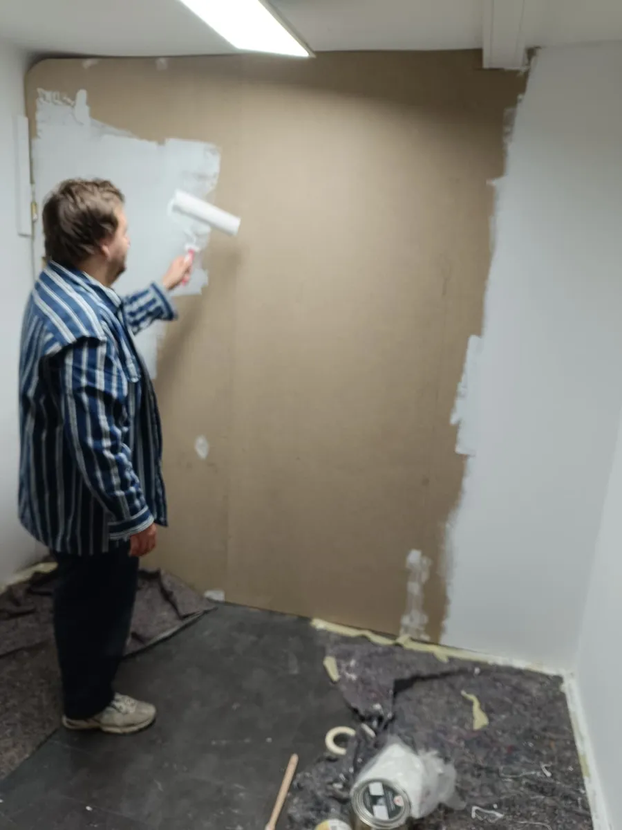 Samstagabend: Die beplankte Studio-Rückwand bekommt ihren ersten weißen Anstrich
