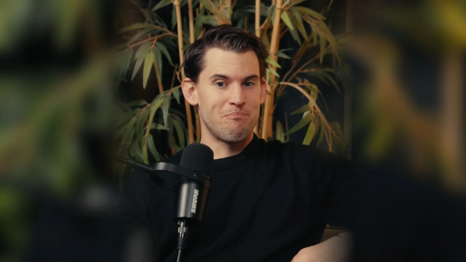 Dominic Thiem am Mikrofon im neuen Studio, im Hintergrund Bambuspflanzen